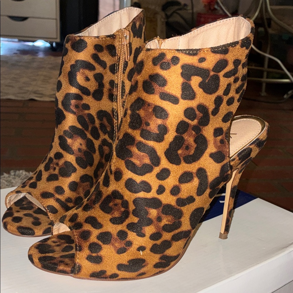VENUS Leopard Print Peep Toe Stilettos